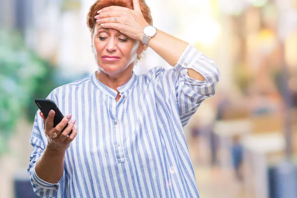 Atrractive Senior Kaukasiska Rödhårig Kvinna Textning Med Smartphone Isolerade Bakgrund — Stockfoto