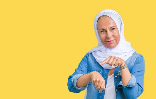 Middelbare Leeftijd Oost Arabische Vrouw Arabische Hijab Dragen Geïsoleerd Achtergrond — Stockfoto