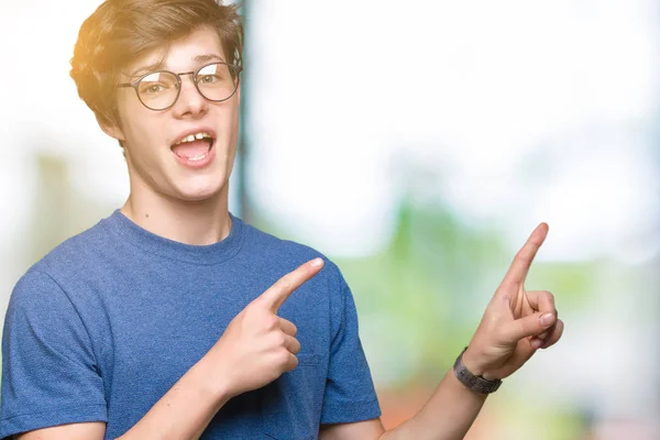 Homem Bonito Jovem Usando Óculos Sobre Fundo Isolado Sorrindo Olhando — Fotografia de Stock