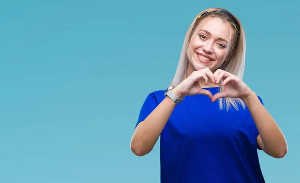 Jovem Loira Sobre Fundo Isolado Sorrindo Amor Mostrando Símbolo Coração — Fotografia de Stock