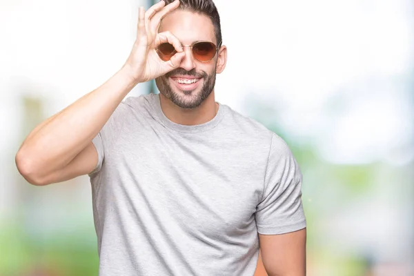 Ung Vacker Man Bär Solglasögon Över Isolerade Bakgrund Gör Gest — Stockfoto