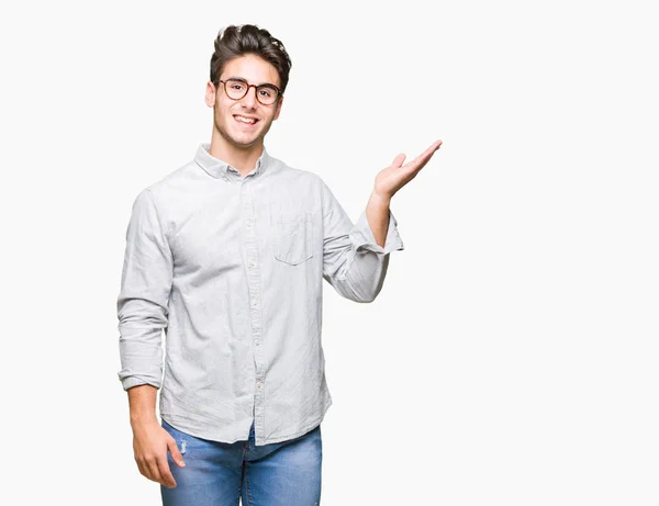 Joven Hombre Guapo Con Gafas Sobre Fondo Aislado Sonriendo Alegre — Foto de Stock