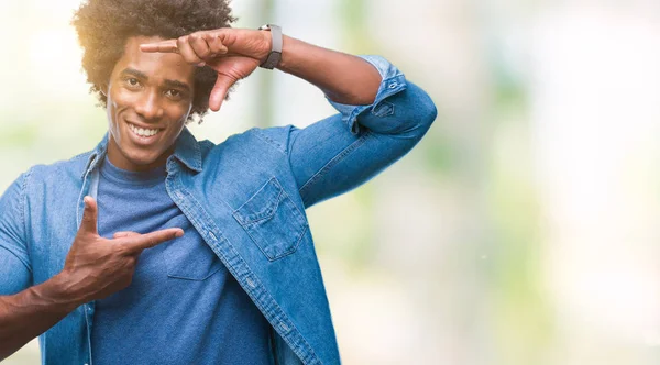 Афро Американський Людини Над Ізольованих Фону Посміхаючись Прийняття Кадру Рук — стокове фото