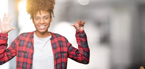 Hermosa Mujer Afroamericana Joven Con Gafas Sobre Fondo Aislado Mostrando — Foto de Stock