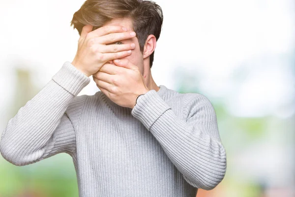 Jonge Knappe Man Winter Trui Dragen Geïsoleerde Achtergrond Bedekking Ogen — Stockfoto