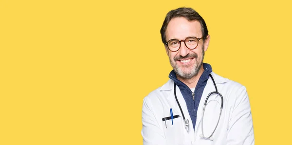 ハンサムな中年医者の男の顔に幸せとクールな笑顔で医療のコートを着てします 幸運な人 — ストック写真