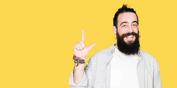 Jovem Com Cabelos Longos Barba Brincos Apontando Dedo Para Cima — Fotografia de Stock