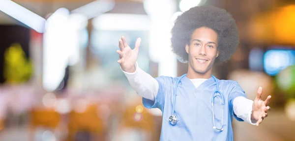 Giovane Medico Afro Americano Con Capelli Afro Che Guarda Macchina — Foto Stock