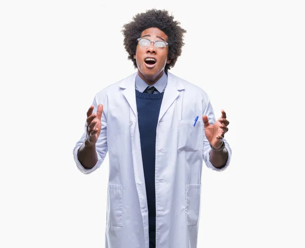 Afro Amerikansk Läkare Vetenskapsman Mannen Över Isolerade Bakgrund Galen Och — Stockfoto