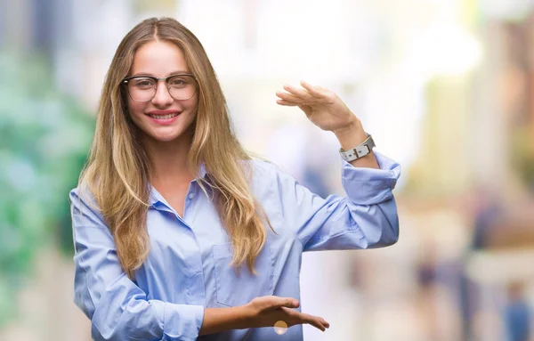 Ung Vacker Blond Affärskvinna Glasögon Över Isolerade Bakgrund Gestikulerande Med — Stockfoto
