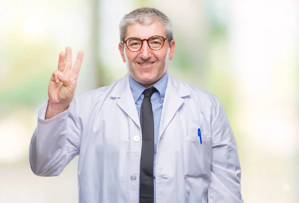 ハンサムな先輩医師 科学者プロ男分離背景表示と指で上向きに白衣を着て番号自信と幸せ笑顔 — ストック写真