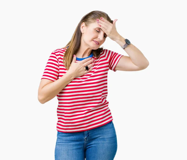 中年熟女にカジュアルな シャツを着てバック グラウンドを分離した病気 インフルエンザ ウイルスの病気のための額に触れる — ストック写真