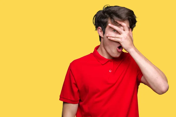 Jonge Knappe Man Met Rode Shirt Geïsoleerde Achtergrond Gluren Schok — Stockfoto
