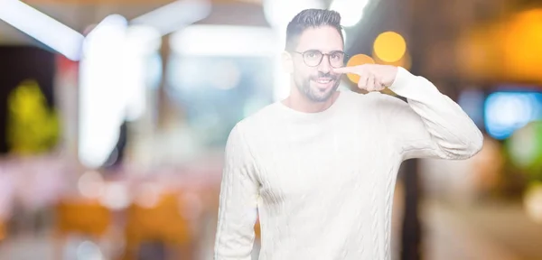 Giovane Bell Uomo Che Indossa Occhiali Sfondo Isolato Indicando Con — Foto Stock