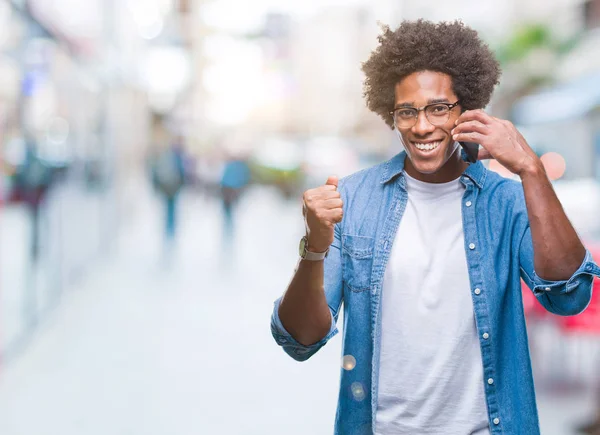 Hombre Afroamericano Hablando Por Teléfono Sobre Fondo Aislado Gritando Orgulloso — Foto de Stock