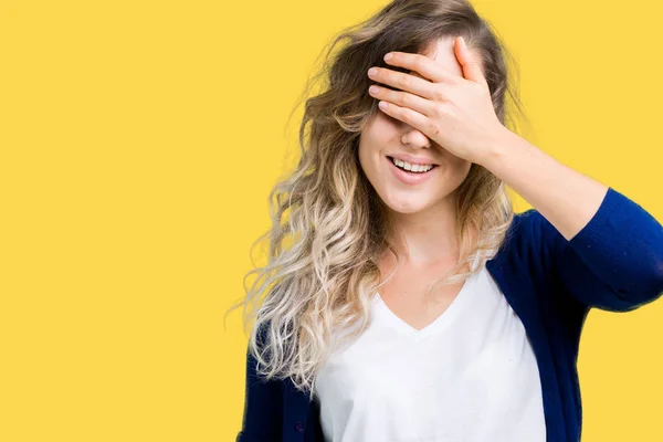 Linda Jovem Loira Sobre Fundo Isolado Sorrindo Rindo Com Mão — Fotografia de Stock