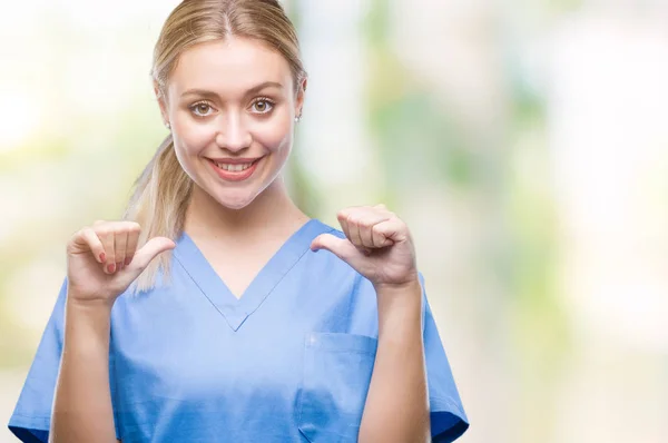 Junge Blonde Chirurgin Ärztin Uniform Über Isoliertem Hintergrund Sieht Selbstbewusst — Stockfoto