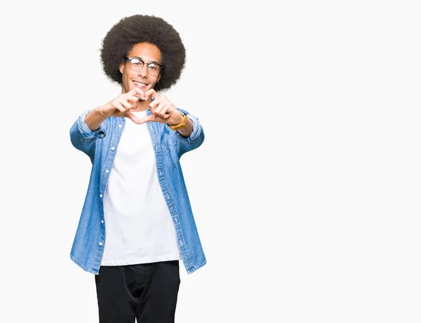 Jovem Americano Africano Com Cabelo Afro Usando Óculos Sorrindo Amor — Fotografia de Stock