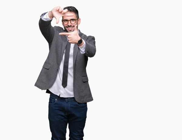 Joven Hombre Negocios Guapo Sobre Fondo Aislado Sonriendo Haciendo Marco — Foto de Stock