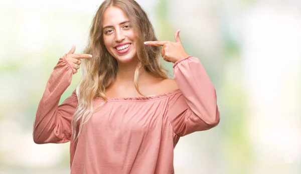 Linda Jovem Loira Sobre Fundo Isolado Sorrindo Confiante Mostrando Apontando — Fotografia de Stock