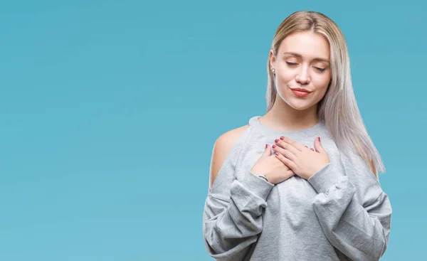 Jonge Blonde Vrouw Geïsoleerde Achtergrond Glimlachend Met Handen Borst Met — Stockfoto