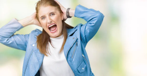 Rijpe Vrouw Mooie Middenleeftijd Mode Lederen Jas Dragen Achtergrond Crazy — Stockfoto