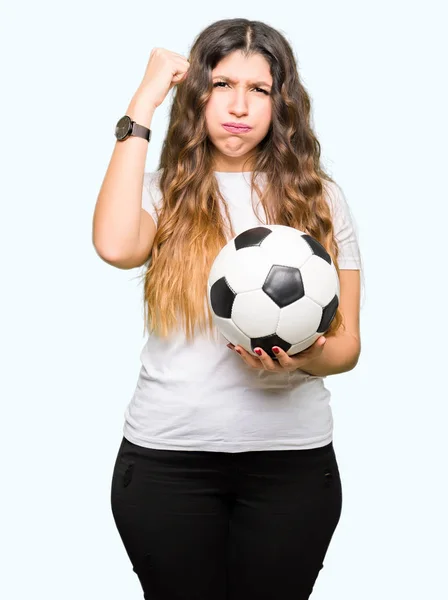 Junge Erwachsene Frau Mit Fußballball Genervt Und Frustriert Schreit Vor — Stockfoto