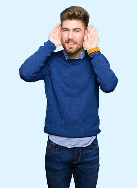 Jovem Homem Bonito Bussines Tentando Ouvir Ambas Mãos Gesto Ouvido — Fotografia de Stock