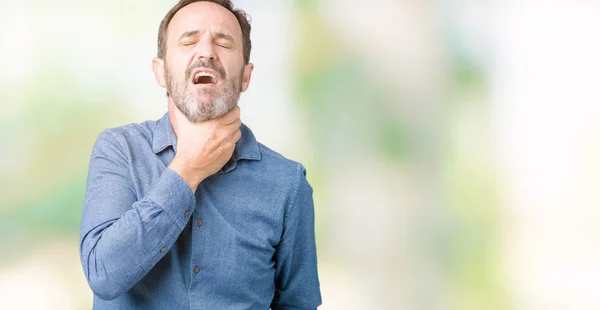 Bello Uomo Anziano Mezza Età Elegante Sfondo Isolato Toccando Collo — Foto Stock