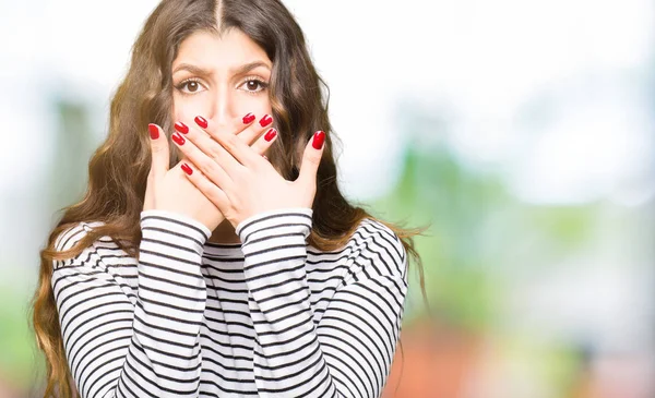 Giovane Bella Donna Che Indossa Maglione Strisce Scioccato Copertura Bocca — Foto Stock