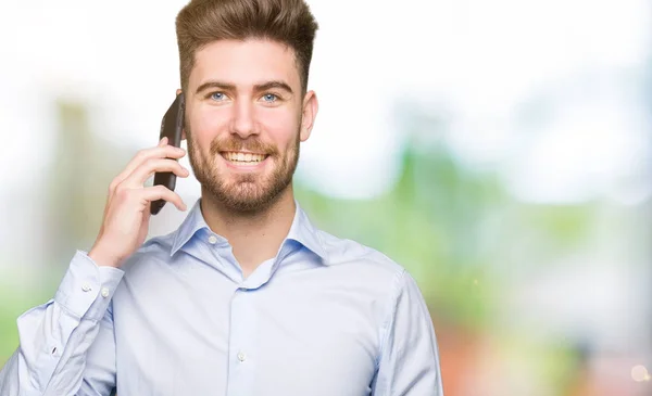 Jovem Homem Bonito Negócio Falando Smartphone Com Rosto Feliz Sorrindo — Fotografia de Stock