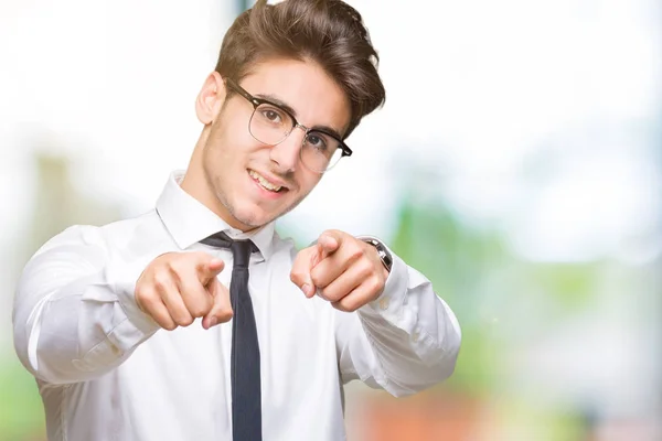 Joven Hombre Negocios Con Gafas Sobre Fondo Aislado Señalando Usted —  Fotos de Stock