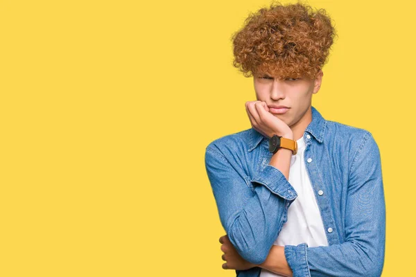 Ung Vacker Man Med Afro Hår Bära Denim Jacka Tänkande — Stockfoto