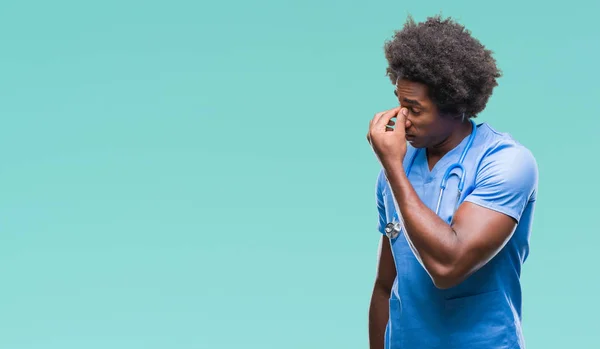 Médico Cirurgião Afro Americano Homem Sobre Fundo Isolado Cansado Esfregando — Fotografia de Stock