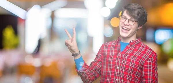 Jovem Homem Bonito Usando Óculos Sobre Fundo Isolado Sorrindo Com — Fotografia de Stock