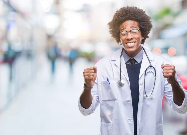 Medic Afro American Entuziasmat Succes Brațele Ridicate Sărbătorind Victoria Zâmbind — Fotografie, imagine de stoc