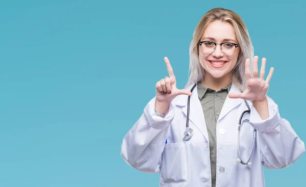 年轻的金发医生妇女在孤立的背景显示和指向手指七 而微笑着自信和快乐 — 图库照片