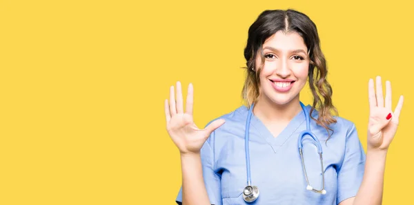 Junge Erwachsene Ärztin Medizinischer Uniform Zeigt Mit Fingern Nummer Neun — Stockfoto