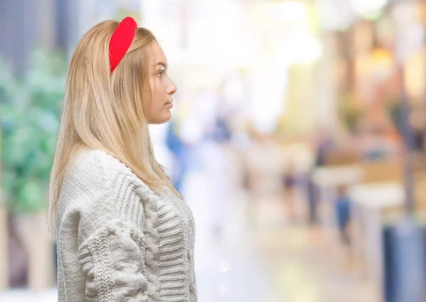 Junge Kaukasische Frau Trägt Winterpullover Über Isoliertem Hintergrund Zur Seite — Stockfoto