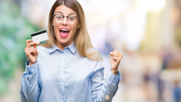 Young Beautiful Business Woman Holding Credit Card Isolated Background Screaming — Stock Photo, Image