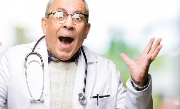 Hombre Guapo Médico Senior Con Abrigo Médico Celebrando Loco Sorprendido —  Fotos de Stock