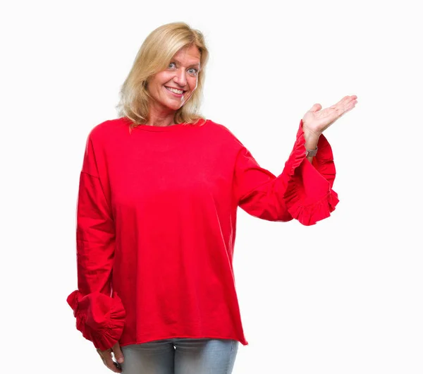 Blonde Vrouw Van Middelbare Leeftijd Geïsoleerde Achtergrond Lacht Vrolijk Presenteren — Stockfoto