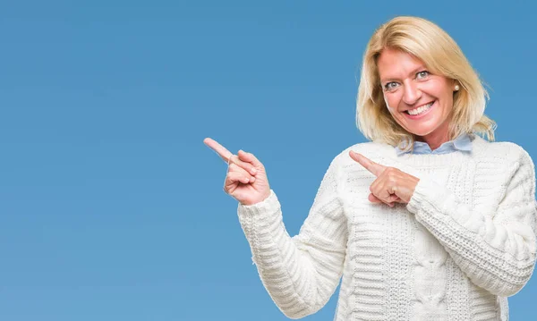 Blonde Frau Mittleren Alters Winterpullover Vor Isoliertem Hintergrund Lächelnd Und — Stockfoto