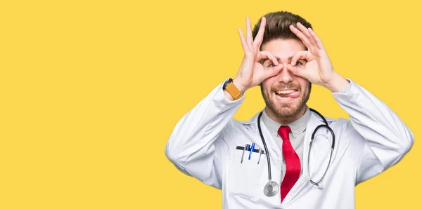 Νεαρός Γιατρός Όμορφος Άνθρωπος Φορώντας Ιατρική Παλτό Κάνει Εντάξει Χειρονομία — Φωτογραφία Αρχείου