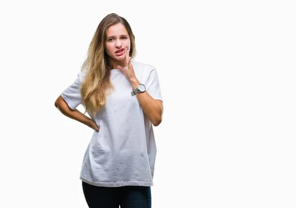 Junge Schöne Blonde Frau Die Legeres Weißes Shirt Über Isoliertem — Stockfoto