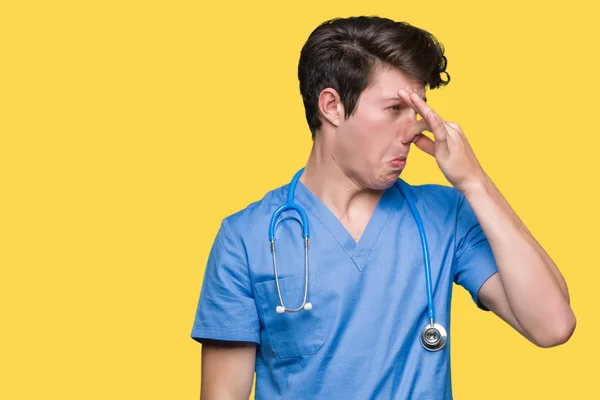 Νεαρός Γιατρός Φορώντας Ιατρική Στολή Πάνω Από Απομονωμένα Φόντο Μυρίζουν — Φωτογραφία Αρχείου