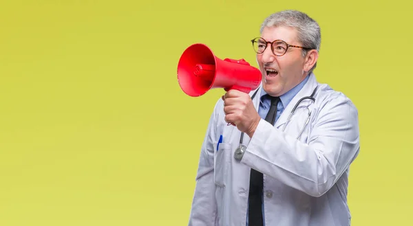 Pěkný Starší Lékař Muž Křičí Přes Megafon Izolované Pozadí Naštvaný — Stock fotografie