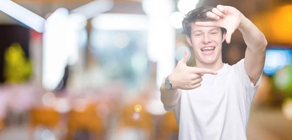 Homem Bonito Jovem Vestindo Casual Shirt Branca Sobre Fundo Isolado — Fotografia de Stock