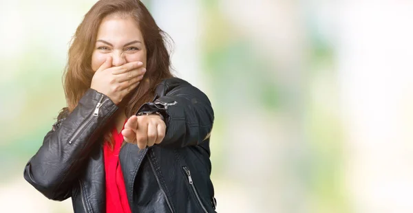 Schöne Size Junge Frau Mit Modischer Lederjacke Über Isoliertem Hintergrund — Stockfoto