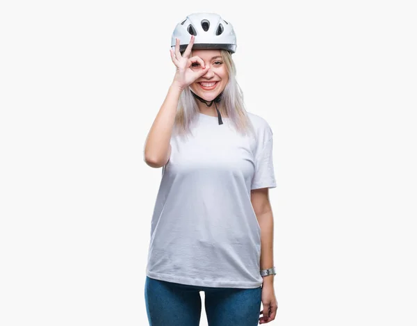 Jonge Blonde Vrouw Fietser Veiligheid Helm Dragen Geïsoleerde Achtergrond Doen — Stockfoto